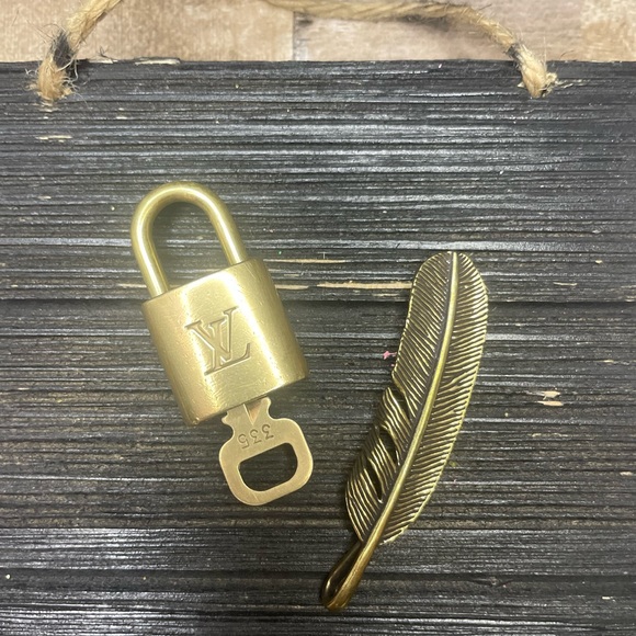 Louis Vuitton Luggage Tag and Lock&Key - Picture 3 of 7